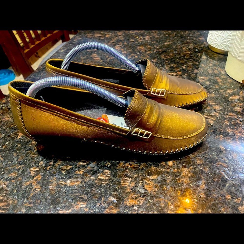Gold Womens shoes . 9. NWT!